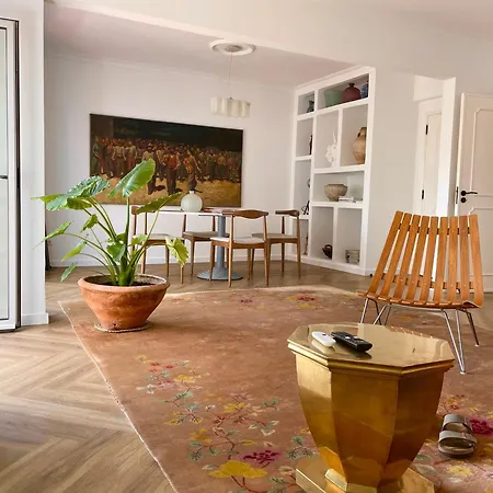 Elegant Overlooking Historic Apartman