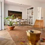 Elegant Overlooking Historic Апартаменты