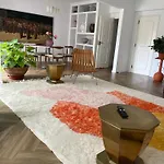 Elegant Overlooking Historic Apartmán